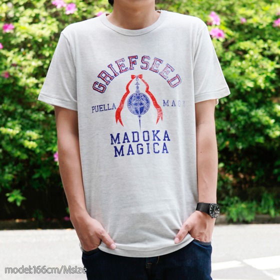 「劇場版 魔法少女まどか☆マギカ［新編］ 叛逆の物語 グラフィックTシャツ『グリーフシードVer.』」を着用した様子。(c)Magica Quartet／Aniplex・Madoka Movie Project Rebellion