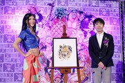 会見に登壇した瓶子吉久氏（右）と、モデルの詹乃蓁（ジャネット・ジェン）。