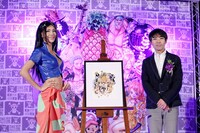 会見に登壇した瓶子吉久氏（右）と、モデルの詹乃蓁（ジャネット・ジェン）。