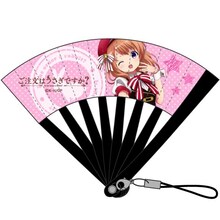 「『ご注文はうさぎですか？』ミニ扇子ストラップ」ココア柄。(c)Koi・芳文社/ご注文は製作委員会ですか?