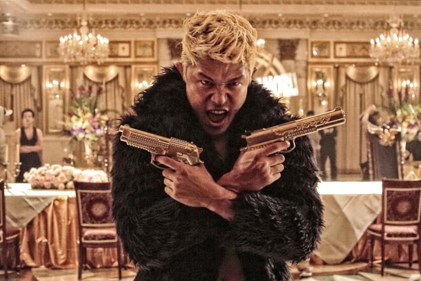 「TOKYO TRIBE」の特報映像より、メラ役の鈴木亮平。(c)2014INOUE SANTA/TOKYO TRIBE FILM PARTNERS