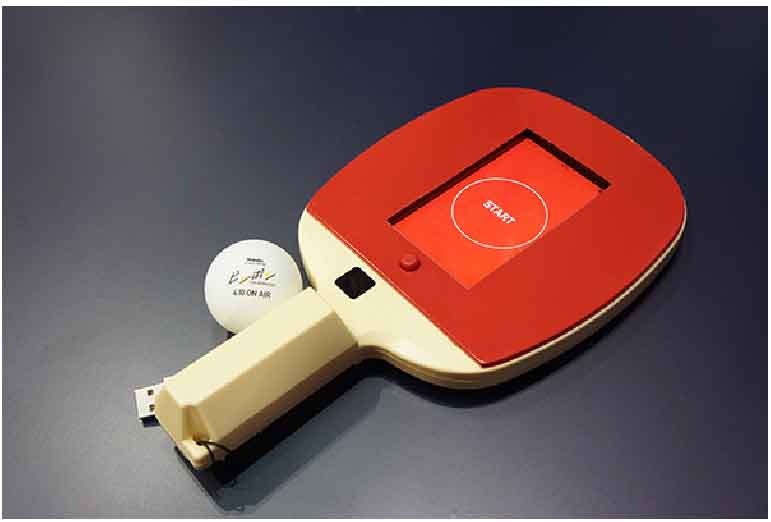 VRゲーム「PINGPONG THE DREAM MATCH」は、iPhone内蔵の卓球ラケットを振る事で、ディスプレイに映るキャラクターと対戦できる仕組み。(c)松本大洋・小学館／アニメ「ピンポン」製作委員会