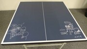 松本大洋と湯浅政明監督の直筆サインが入った卓球台。(c)松本大洋・小学館／アニメ「ピンポン」製作委員会