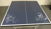 松本大洋と湯浅政明監督の直筆サインが入った卓球台。(c)松本大洋・小学館／アニメ「ピンポン」製作委員会