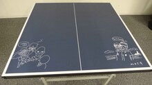 松本大洋と湯浅政明監督の直筆サインが入った卓球台。(c)松本大洋・小学館／アニメ「ピンポン」製作委員会