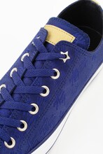 「ジョジョの奇妙な冒険×CONVERSE スペシャルコラボレーションモデル JOJOコンバース ALL STAR OX」 (c)荒木飛呂彦&LUCKY LAND COMMUNICATIONS/集英社・ジョジョの奇妙な冒険SC製作委員会