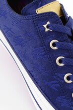 「ジョジョの奇妙な冒険×CONVERSE スペシャルコラボレーションモデル JOJOコンバース ALL STAR OX」 (c)荒木飛呂彦&LUCKY LAND COMMUNICATIONS/集英社・ジョジョの奇妙な冒険SC製作委員会