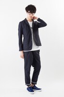 「ジョジョの奇妙な冒険×CONVERSE スペシャルコラボレーションモデル JOJOコンバース ALL STAR OX」を着用したところ。 (c)荒木飛呂彦&LUCKY LAND COMMUNICATIONS/集英社・ジョジョの奇妙な冒険SC製作委員会