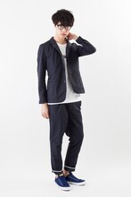 「ジョジョの奇妙な冒険×CONVERSE スペシャルコラボレーションモデル JOJOコンバース ALL STAR OX」を着用したところ。 (c)荒木飛呂彦&LUCKY LAND COMMUNICATIONS/集英社・ジョジョの奇妙な冒険SC製作委員会