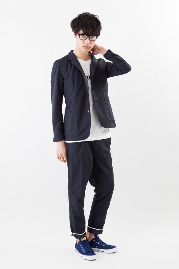 「ジョジョの奇妙な冒険×CONVERSE スペシャルコラボレーションモデル JOJOコンバース ALL STAR OX」を着用したところ。 (c)荒木飛呂彦&LUCKY LAND COMMUNICATIONS/集英社・ジョジョの奇妙な冒険SC製作委員会