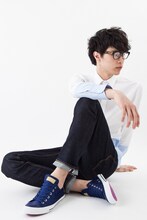 「ジョジョの奇妙な冒険×CONVERSE スペシャルコラボレーションモデル JOJOコンバース ALL STAR OX」を着用したところ。 (c)荒木飛呂彦&LUCKY LAND COMMUNICATIONS/集英社・ジョジョの奇妙な冒険SC製作委員会