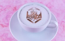 「箱学のラテアート／カプチーノ」  (c)渡辺航（週刊少年チャンピオン）／弱虫ペダル製作委員会