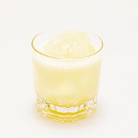 企業戦士向けに、ウコン入りでノンアルコールの「ロックカクテル」。 (c)広江礼威／サンデーG