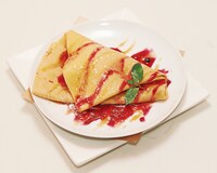 アイスクリームがくるまれた「冷えたブリヌイ」。 (c)広江礼威／サンデーGX