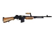 グレーテルが使用していた“BAR”ことM1918。子供の腕でも扱えるか試してみよう。 (c)広江礼威／サンデーGX
