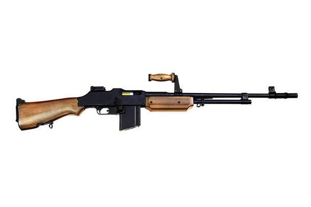 グレーテルが使用していた“BAR”ことM1918。子供の腕でも扱えるか試してみよう。 (c)広江礼威／サンデーGX
