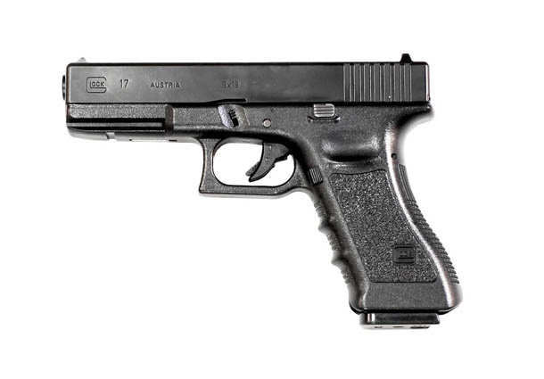 グロック17。エダはスライドと銃身が長いグロック17Lを使用している。 (c)広江礼威／サンデーGX