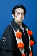 志摩八百造（内堀克利）(c)加藤和恵／集英社・舞台「青の祓魔師」製作委員会