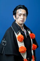 志摩八百造（内堀克利）(c)加藤和恵／集英社・舞台「青の祓魔師」製作委員会