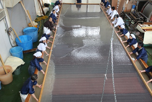 「平成長尺大紙」制作の様子。photo: 鈴木愛子