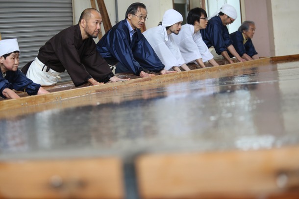 「平成長尺大紙」制作の様子。photo: 鈴木愛子