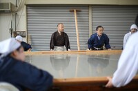 「平成長尺大紙」制作の様子。photo: 鈴木愛子