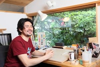 机の正面に「SRS-X3」を置くうすた京介。ワイヤレスのため設置場所を選ばず、様々な作業環境にマッチする。