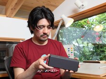 小さくても迫力あるサウンドが出る「SRS-X3」を興味深げに見つめるうすた京介。