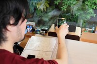 スマホをタッチするだけで電源オンやペアリングができる、便利な機能に未来を感じるうすた京介。