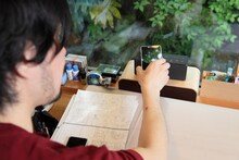 スマホをタッチするだけで電源オンやペアリングができる、便利な機能に未来を感じるうすた京介。