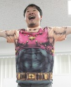 「聖帝タンクトップ風Tシャツ」を着用しているところ。 (c)行徒妹・河田雄志 2013, (c)武論尊・原哲夫/NSP 1983