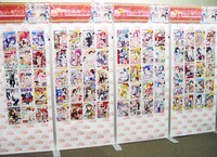 「電撃大王創刊20周年記念　ミュージアム」店内には過去の雑誌表紙も飾られている。