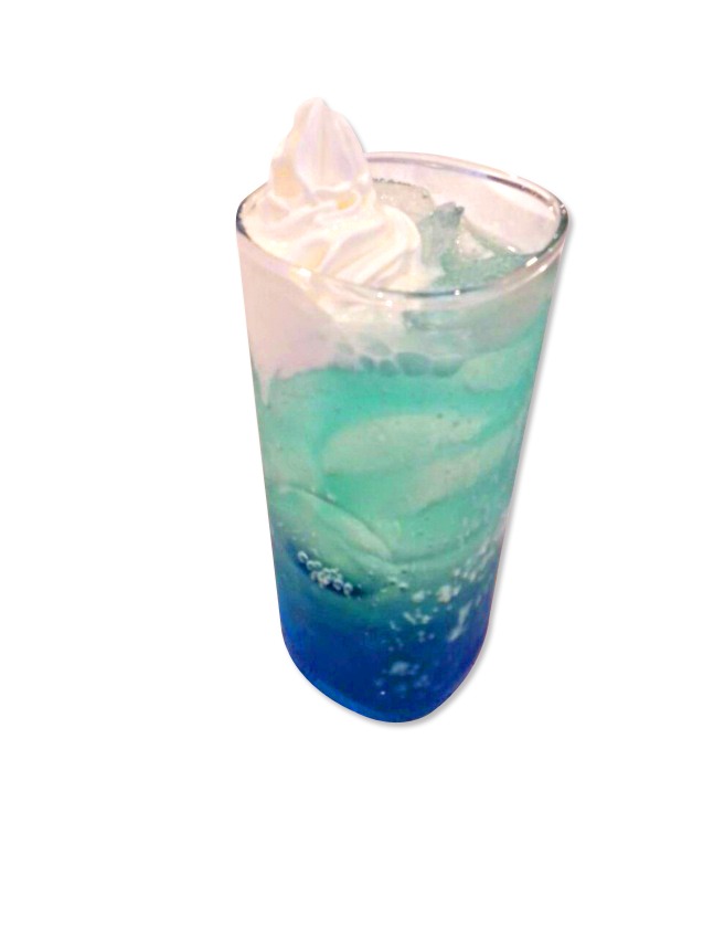 スイートプールカフェで提供される「スイートプールジュース」。ジッと見つめていると、飲む者が逆に作品の世界に呑み込まれてしまいそうな深い青色だ。
