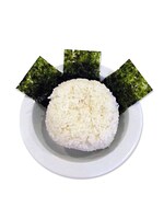 注文すると、その場で店員に握ってもらえる「スク水おにぎり」。おにぎりを通したコミュニケーションを楽しもう。