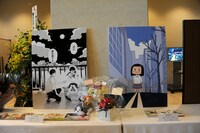 入口に飾られた受賞者のサイン入りパネル。