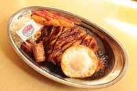 期間中販売される「マガジンカレー」。チキンカツ、目玉焼き、厚切りベーコン、ハッシュドポテトがトッピングされている。