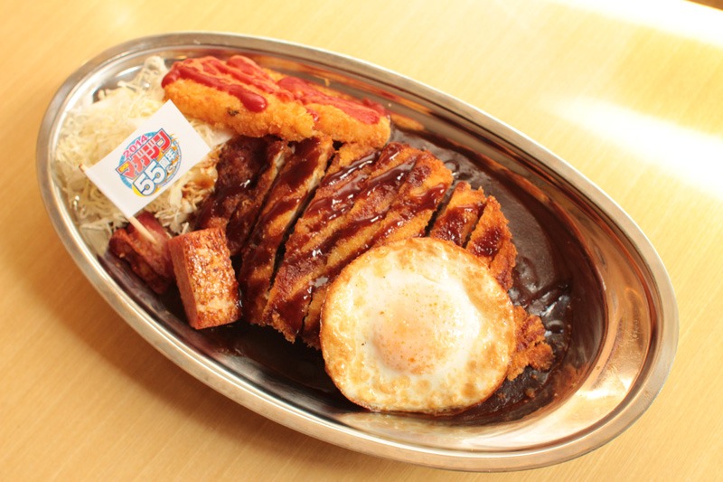 期間中販売される「マガジンカレー」。チキンカツ、目玉焼き、厚切りベーコン、ハッシュドポテトがトッピングされている。