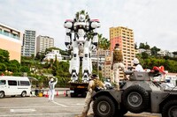熱海に立つイングラムの様子。 (c)2014 「THE NEXT GENERATION –PATLABOR-」製作委員会