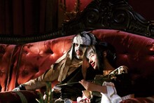 映画「るろうに剣心 京都大火編/伝説の最期編」より、藤原竜也演じる志々雄（左）と、高橋メアリージュン演じる由美（右）。(c)和月伸宏／集英社 (c)2014「るろうに剣心 京都大火／伝説の最期」製作委員会