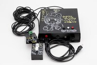 杉基イクラのサイン入り早押し機。現在AKIHABARAゲーマーズ本店にて飾られている。（展示のみ）