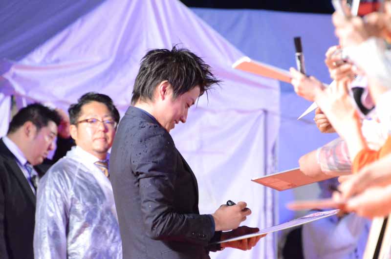 サインに応じる藤原竜也。