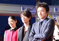 （左から）武井咲、佐藤健、藤原竜也。