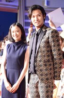 高荷恵役の蒼井優（左）と、相楽左之助役の青木崇高（右）。