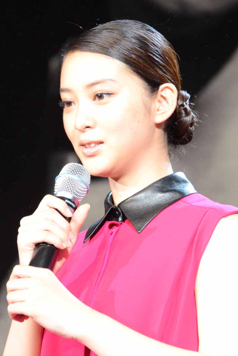 神谷薫役の武井咲。