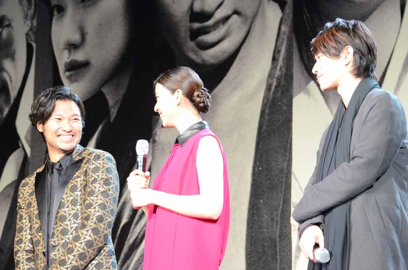 舞台挨拶の様子。（左から）青木崇高、武井咲、佐藤健。