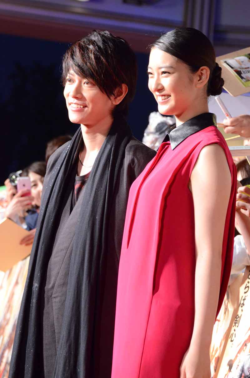 レッドカーペットイベントにて、緋村剣心役の佐藤健（左）と、神谷薫役の武井咲（右）。