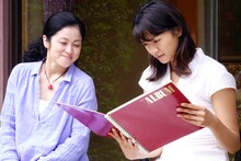 映画「娚の一生」より。左から濱田マリ（小夜子役）、榮倉奈々（つぐみ役）。 (c)2015 西炯子・小学館／「娚の一生」製作委員会