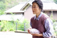 映画「娚の一生」より、木野花（坂田佳代役）。 (c)2015 西炯子・小学館／「娚の一生」製作委員会