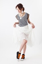 「ハイキュー!! 烏野高校ユニフォームモデルスニーカー」を履いた様子。(c)古舘春一／集英社・「ハイキュー!!」製作委員会・MBS