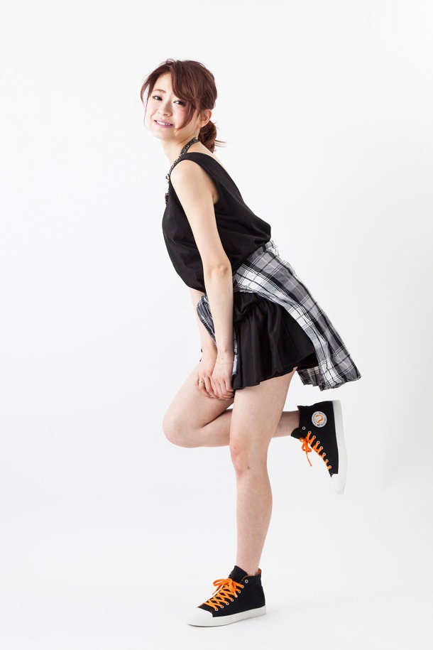 「ハイキュー!! 烏野高校ユニフォームモデルスニーカー」を履いた様子。(c)古舘春一／集英社・「ハイキュー!!」製作委員会・MBS